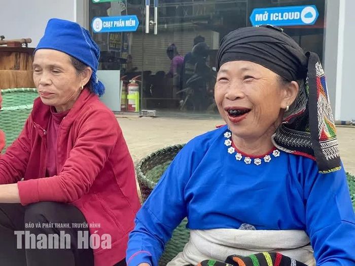 Sự gần gũi, thân thiện cùng nụ cười hồn hậu trong cách người dân giao tiếp với khách.