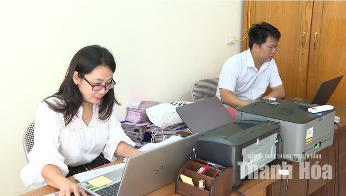 Cán bộ xã Lam Sơn phân loại hồ sơ còn vướng mắc để có phương án xử lý phù hợp