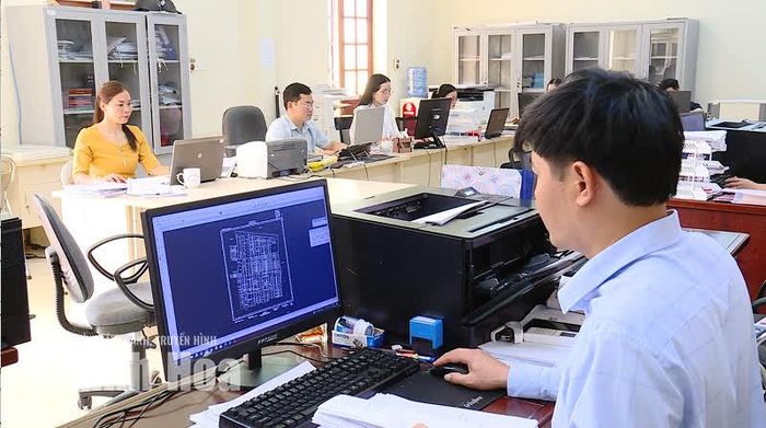 Cán bộ Chi nhánh Văn phòng đăng ký đất đai cập nhật dữ liệu trên hệ thống phần mềm VNLIS.