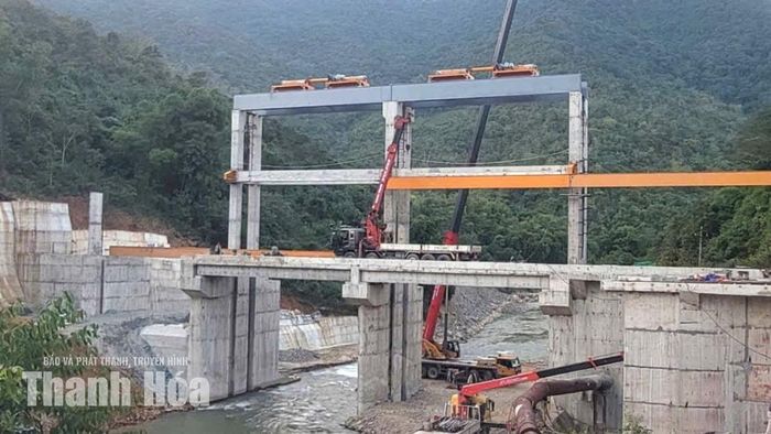 Không khí khẩn trương thi công trên đập thủy điện Tén Tằn.