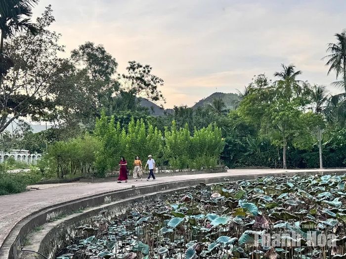 Một góc làng cổ Đông Sơn.