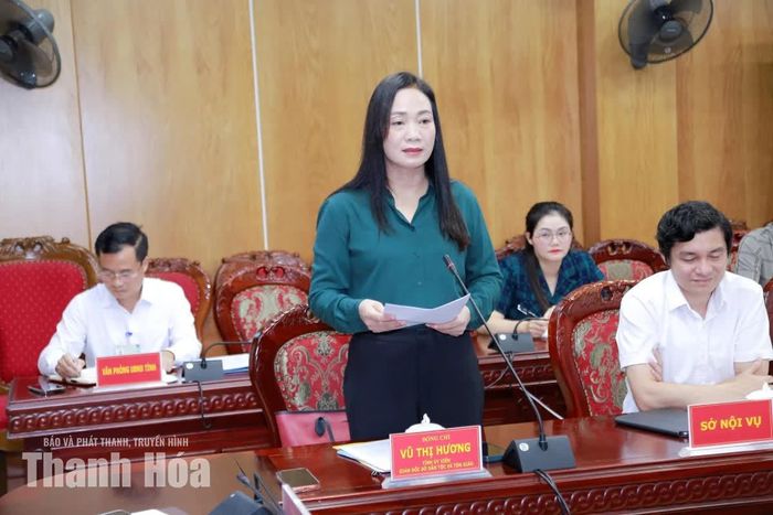 Giám đốc Sở Dân tộc và Tôn giáo báo cáo tại hội nghị.