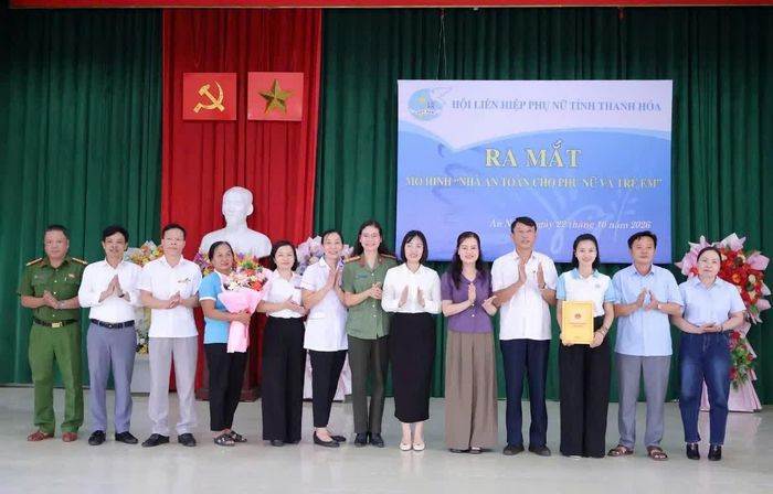 Các đại biểu chúc mừng Tổ vận hành mô hình tại lễ ra mắt.