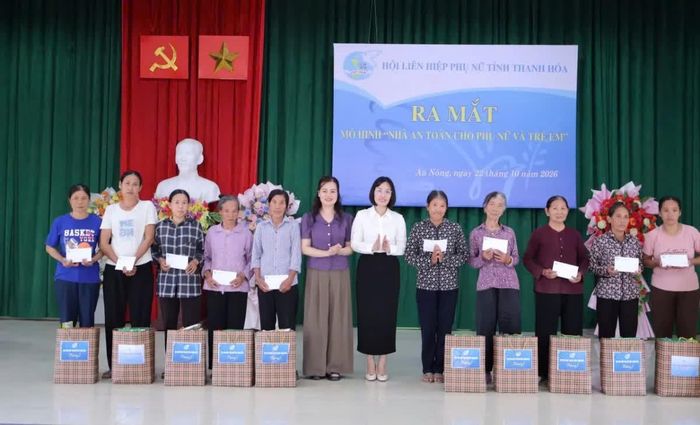 Lãnh đạo Hội LHPN tỉnh và xã An Nông trao quà cho các hội viên khó khăn.