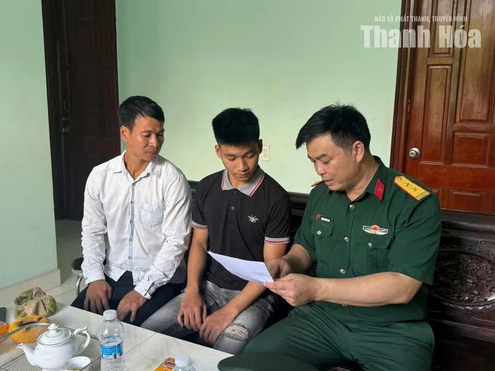 Cán bộ Ban CHQS xã Tống Sơn gặp gỡ, động viên thanh niên Nguyễn Trần Vinh, thôn Liên Hợp và gia đình khi em viết đơn tình nguyện nhập ngũ năm 2027.