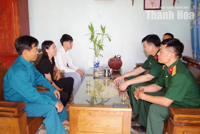 Cán bộ Ban CHQS xã Tống Sơn thăm hỏi, động viên thanh niên Hoàng Văn Thành, thôn Bái Tiên và gia đình trước đợt khám sơ tuyển nghĩa vụ quân sự năm 2027.