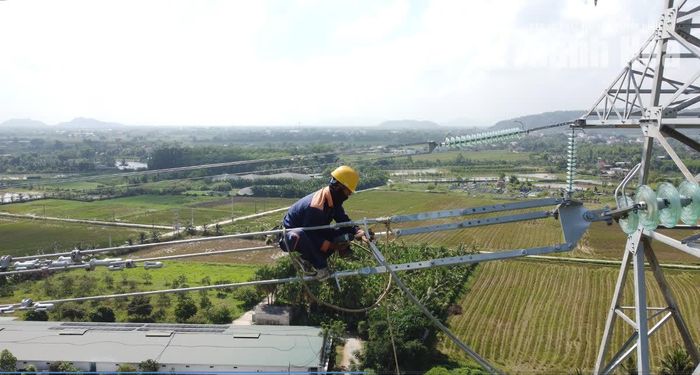 Công nhân thi công đấu lèo và kéo dây cáp quang.
