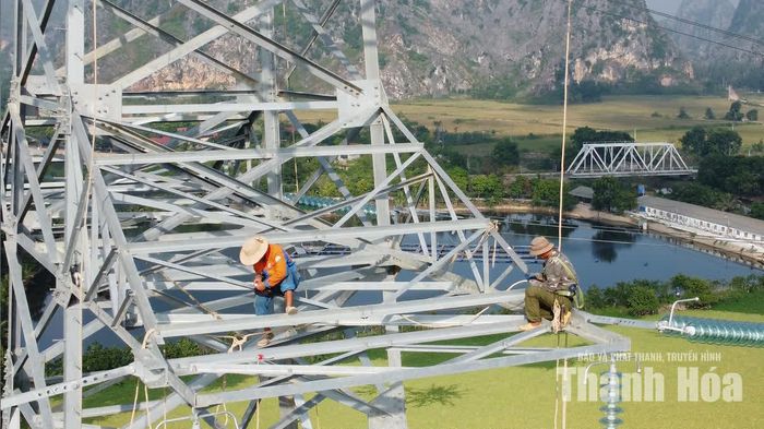 Công nhân tập trung hoàn thiện những thao tác kỹ thuật cuối cùng.