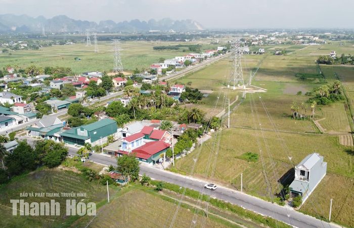 Gói thầu số 12 do Công ty CP Xây dựng EVN Quốc tế 1 đảm nhiệm gồm 31 vị trí móng cột và 12 khoảng néo.