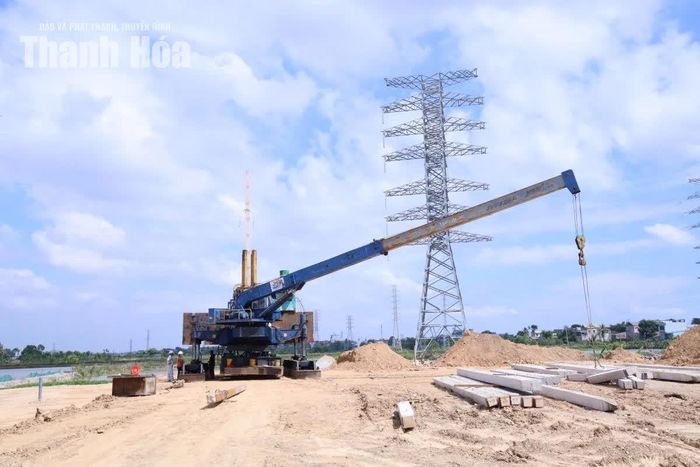 Nhà thầu tập trung thiết bị ép cọc; vật tư, nguyên liệu để duy trì thi công liên tục.