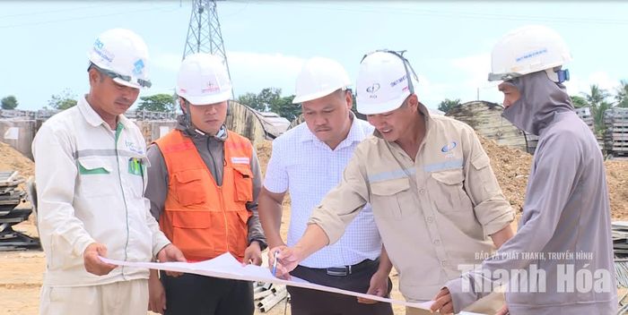 Đại diện chủ đầu tư và nhà thầu kiểm soát tiến độ dự án.