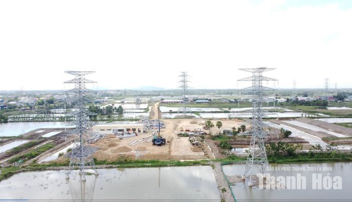 Các nhà thầu đang tập trung nhân lực, thiêt bị thi công trạm biến áp 220kV Sầm Sơn.