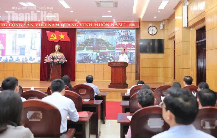 Chủ tịch UBND tỉnh Tô Anh Dũng tham luận tại hội nghị.