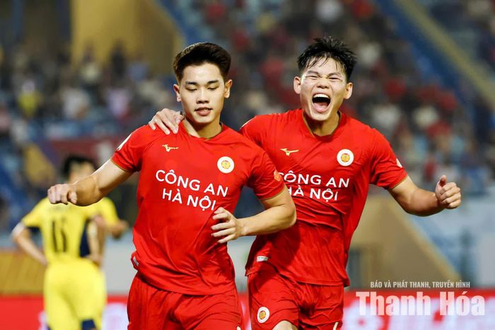 Đình Bắc (trái) ăn mừng bàn thắng mở tỉ số. Ảnh: Minh Hoàng