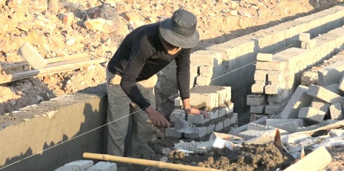 Công nhân tập trung thi công hệ thống cống thoát nước dọc tuyến đường. Ảnh: Nguyễn Thuấn