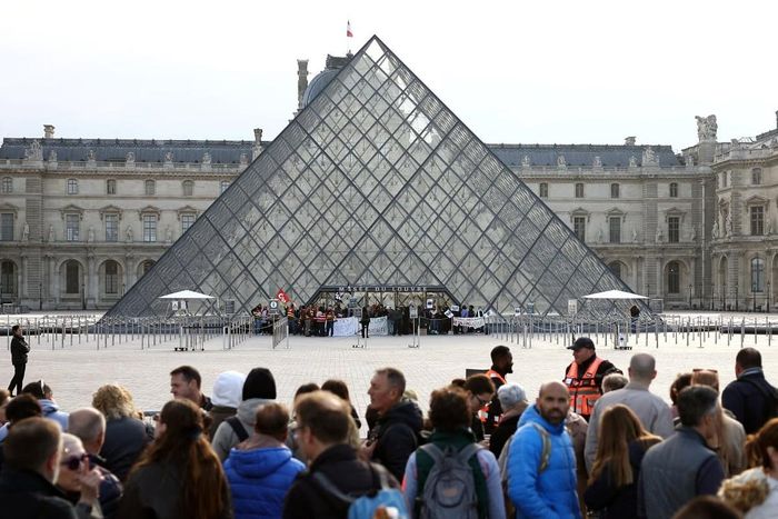 Bảo tàng Louvre đóng cửa hôm 19/10 khi tình trạng hỗn loạn lan rộng khắp Paris. Ảnh: The New York Times