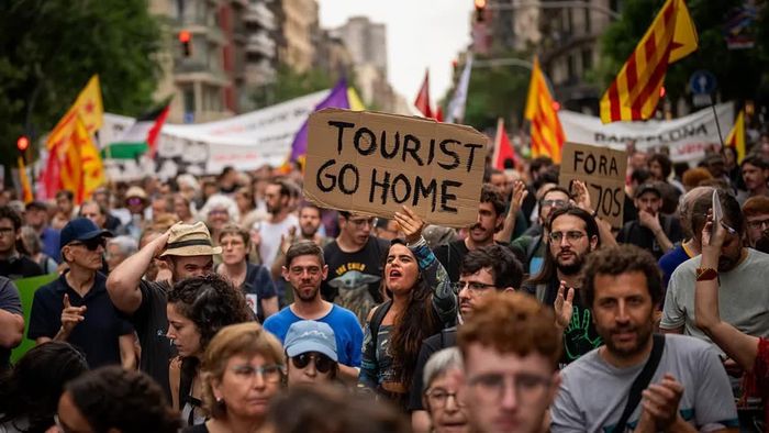 Các cuộc biểu tình ở Barcelona, Madrid tập trung vào vấn đề du lịch quá tải. Ảnh: Euronews