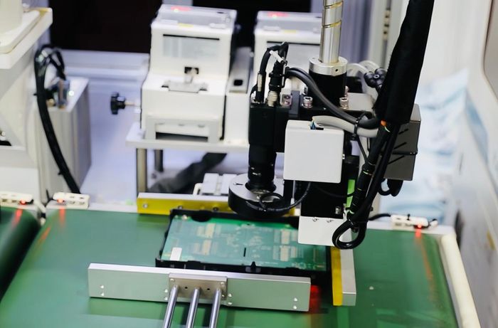 Đầu máy gắn linh kiện của nguyên mẫu cánh tay robot của công ty KAIHUI - Ảnh: Bạch Dương.