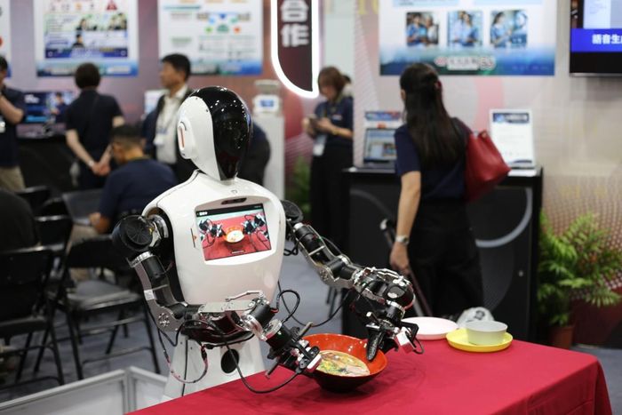 Robot dịch vụ của Yunqun Computer - Ảnh: Bạch Dương.