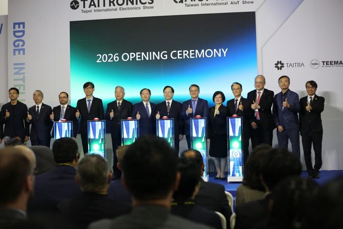 Ông Simon Wang, Chủ tịch kiêm Tổng giám đốc điều hành TAITRA (người thứ 6 từ trái sang), và Tiến sĩ Chuan-Neng Lin, Chủ tịch TEEMA (người thứ 7 từ trái sang) cùng các đại biểu thực hiện nghi thức khai mạc TAITRONICS & AIoT Taiwan 2026. Ảnh: Bạch Dương.