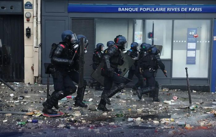Cảnh sát chống bạo động của Pháp trên đường phố Paris khi xảy ra làn sóng biểu tình trong tháng 10/2026 - Ảnh: DW.