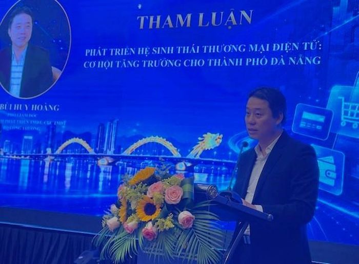 Ông Bùi Huy Hoàng, Phó Giám đốc Trung tâm phát triển Thương mại điện tử, Cục TMĐT (Bộ Công Thương), phát biểu tham luận tại hội thảo - Ảnh: Ngô Anh Văn.