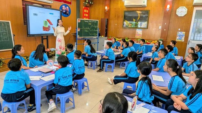 Tiết học chuyên đề “Tích hợp tiếng Anh trong dạy học Toán lớp 5 theo hướng phát triển năng lực học sinh” của trường Tiểu học Hòa Bình đã gây sự hứng thú học tập của các em. Ảnh nhà trường cung cấp
