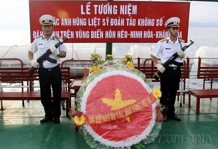 Lễ tưởng niệm các Anh hùng liệt sỹ của Đoàn tàu "Không số" tại vùng biển Hòn Hèo (Ninh Hòa, Khánh Hòa), ngày 13/10/2011, nơi trước đây thuyền trưởng Nguyễn Phan Vinh cùng con tàu C235 và đồng đội đã anh dũng hy sinh. Ảnh: Thế Duyệt /TTXVN