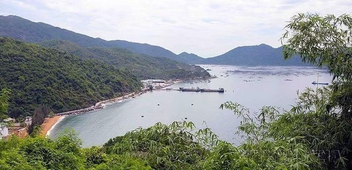 Tháng 6/1997, Vũng Rô (xã Hòa Xuân Nam, huyện Đông Hòa, tỉnh Phú Yên), một trong những bến quan trọng của đường Hồ Chí Minh trên biển, gắn liền với chiến công của những con tàu "Không số” được Bộ Văn hóa - Thông tin công nhận là Di tích Lịch sử cấp quốc gia. Ảnh: Trần Lê Lâm /TTXVN