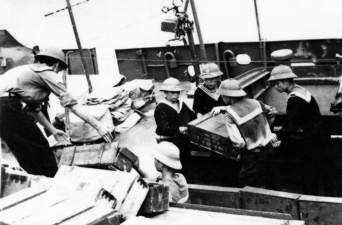 Sau những chuyến thành công đầu tiên vào Cà Mau bằng tàu vỏ gỗ, Quân ủy Trung ương chủ trương nhanh chóng đầu tư, trang bị cho Đoàn 759 (tiền thân của Đoàn 125 Hải quân) loại tàu vỏ sắt trọng tải từ 50 tấn đến 100 tấn. Ảnh: Tư liệu/TTXVN phát