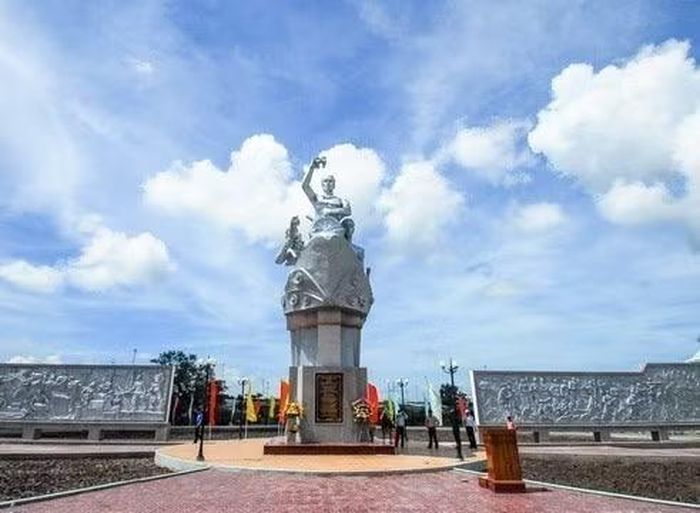 Tượng đài chiến thắng đường Hồ Chí Minh huyền thoại trên biển trong Khu di tích Quốc gia bến Vàm Lũng, huyện Ngọc Hiển, Cà Mau (2021). Ảnh: TTXVN phát