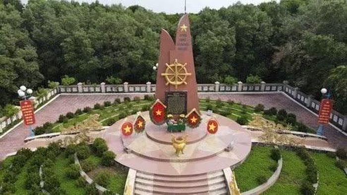 Bia tưởng niệm tại Khu di tích Bến tàu không số Lộc An, huyện Xuyên Mộc, tỉnh Bà Rịa - Vũng Tàu. Năm 1963, 1964 và 1965, bến Lộc An đã tiếp nhận 3 chuyến của “Đoàn tàu không số” (tiền thân của Lữ đoàn 125 Hải quân), vận chuyển 109 tấn vũ khí trang bị, góp phần vào chiến thắng vang dội Bình Giã, Đồng Xoài, Dầu Tiếng, Bàu Bàng… làm thất bại chiến lược “Chiến tranh đặc biệt” của Mỹ. Ảnh: Đoàn Mạnh Dương/TTXVN