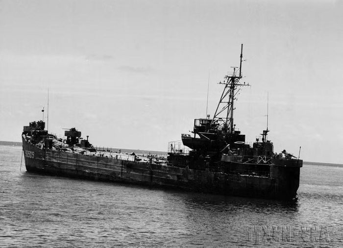 Tàu HQ-505, con tàu duy nhất không bị chìm do thuyền trưởng Vũ Huy Lễ quyết định cho tàu “ủi bãi” lên đảo Cô Lin sau khi bị tàu địch bắn cháy, ngày 14/3/1988, trở thành cột mốc chủ quyền sống của Việt Nam ở quần đảo Trường Sa. Ảnh: Đình Trân/ TTXVN