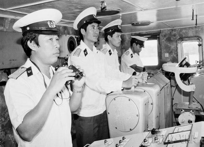 Cuối năm 1987 đầu năm 1988, cán bộ, chiến sĩ các tàu vận tải hải quân đã vượt qua mọi hiểm nguy, khảo sát, thăm dò, vận tải và chốt giữ đảo, cùng các lực lượng tăng cường phòng thủ trên các đảo thuộc quần đảo Trường Sa. Trong ảnh: Kíp chỉ huy tàu Trường Sa 02 hoàn thành xuất sắc nhiệm vụ bảo vệ vùng đặc quyền kinh tế thuộc khu dầu khí Vũng Tàu. Ảnh: Tứ Hải /TTXVN