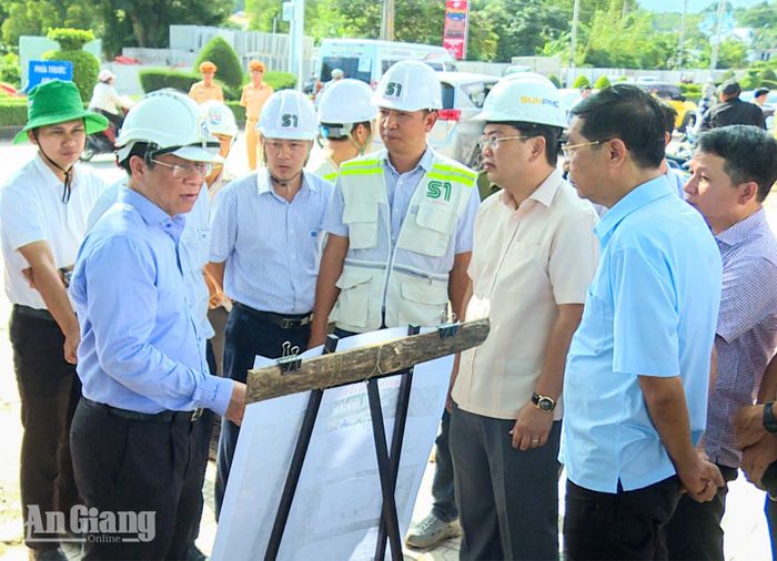 Đoàn công tác kiểm tra dự án ngầm hóa hạ tầng kỹ thuật khu vực An Thới.