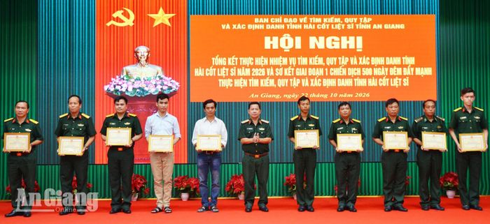 Thiếu tướng Nguyễn Văn Hùng, Chỉ huy trưởng Bộ Chỉ huy Quân sự tỉnh An Giang trao giấy khen của Bộ Chỉ huy Quân sự tỉnh An Giang cho các cá nhân.
