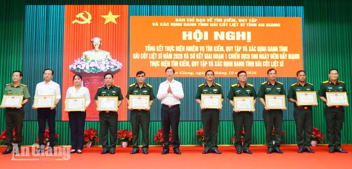 Phó Chủ tịch UBND tỉnh, Trưởng Ban Chỉ đạo 515 tỉnh An Giang Lê Văn Phước trao bằng khen của Chủ tịch UBND tỉnh cho các tập thể.