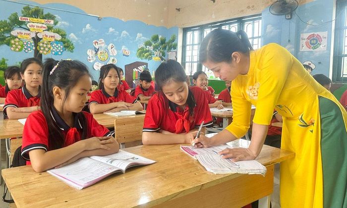  Giờ học của cô và trò Trường Tiểu học Chũ số 3 (phường Chũ). 