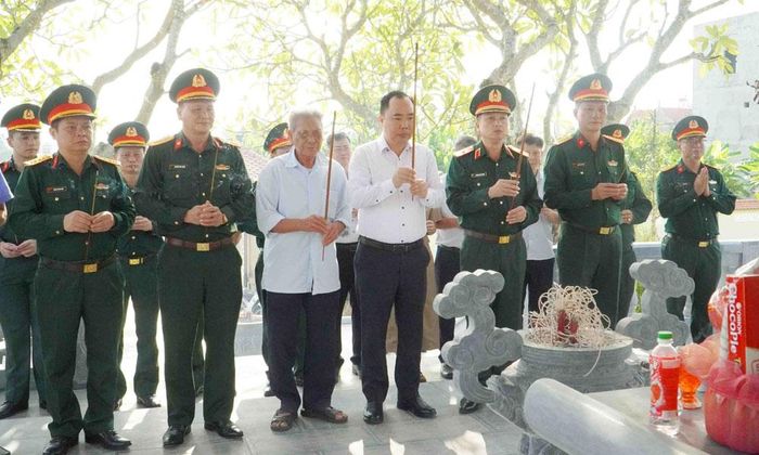 Các đồng chí lãnh đạo Quân khu 1, Bộ Chỉ huy quân sự thành phố và xã Tân Dĩnh viếng Nghĩa trang Liệt sĩ Triều Tiên.