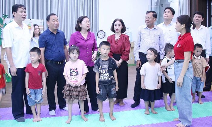 Đồng chí Trần Thị Hằng và các thành viên trong Đoàn khảo sát thực tế tại Trường Mầm non Gia Bình phân hiệu Quỳnh Phú.