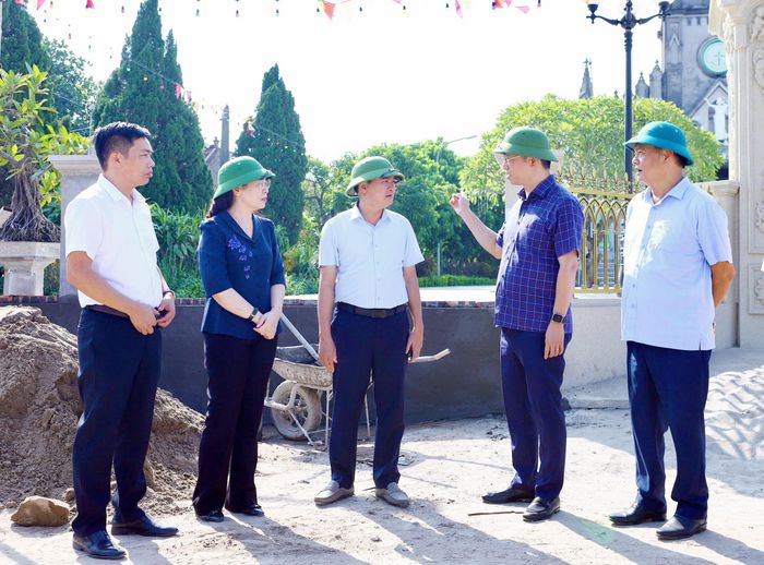  Đồng chí Trần Huy Phương cùng các đại biểu thăm các tuyến đường tại thôn Phú Thọ (xã Trung Chính) đang được các hộ dân hiến đất mở rộng. 