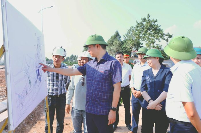  Đồng chí Trần Huy Phương và các đại biểu thăm khu tái định cư tại xã Trung Chính. 