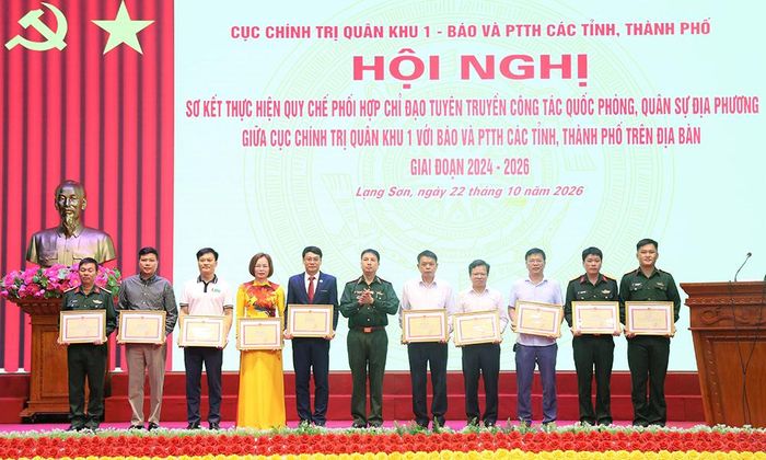 Thiếu tướng Dương Văn Quang trao Bằng khen cho các tập thể, cá nhân xuất sắc.