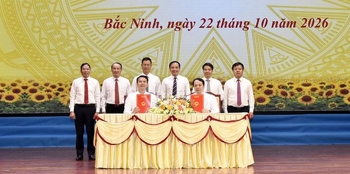  Đồng chí Đào Thanh Trường cùng các đại biểu chứng kiến ký kết thỏa thuận hợp tác phối hợp triển khai thí điểm có kiểm soát ứng dụng trợ lý Nhân dân. 