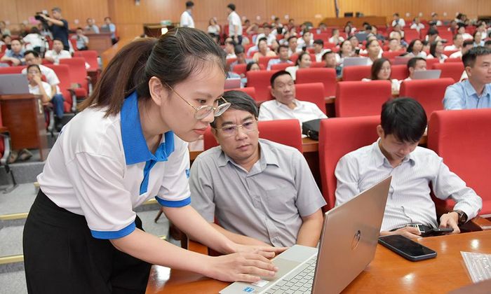  Cán bộ Công ty cổ phần đầu tư Kỷ nguyên mới Việt Nam hướng dẫn các đại biểu xã, phường trực tiếp thao tác sử dụng trợ lý Nhân dân. 