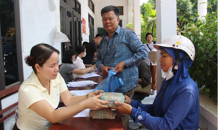 Chi trả tiền bồi thường cho người dân khu dân cư Giàng.