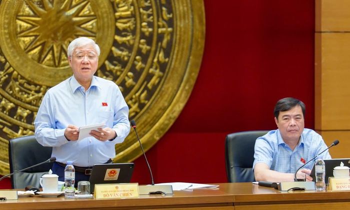 Đồng chí Đỗ Văn Chiến phát biểu thảo luận.