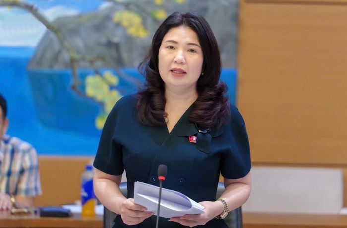 Đồng chí Trần Thị Vân nêu ý kiến.