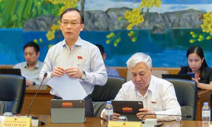 Đồng chí Trần Văn Tuấn nêu ý kiến.