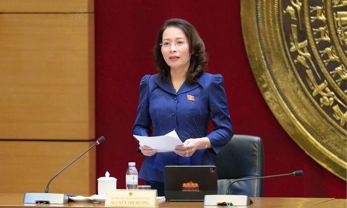 Đồng chí Nguyễn Thị Hương phát biểu kết luận phiên thảo luận tổ chiều 22/10.
